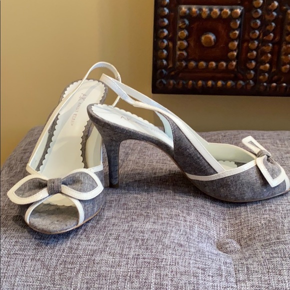 Anne Klein grey and white peep toe with a bow - Picture 2 of 3